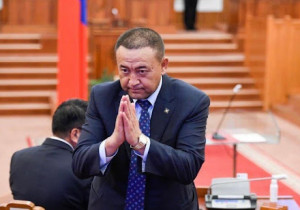 Хувийн бизнестээ анхаарч явсан Б.Чойжилсүрэн хариуцлагаас зугтахаар улайрав уу ?