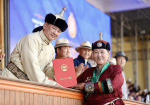 Монгол Улсын Ерөнхийлөгчийн зарлигаар үндэсний сурын харваачдад улсын цол олгов 