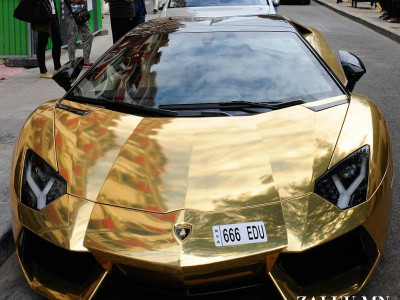 Парисчуудын нүдийг хужирласан Lamborghini Aventador