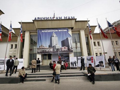 АН-аас ард түмэнд барьж байгаа бэлэг