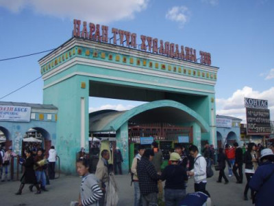 Нарантуул зах дээр үр зулбуулах эм зөвшөөрөлгүй зарж байжээ