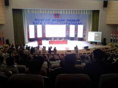 МАН-ын дарга М.Энхболд илтгэл тавьж байна
