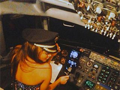 Зорчигчтой онгоцыг жүжигчин бүсгүйд даатгав