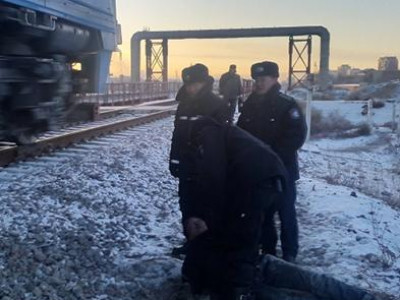 Архины халуундаа галт тэрэгний дор орох дөхжээ