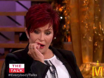 Шууд эфирийн үеэр хөтлөгчийн хиймэл шүд унажээ