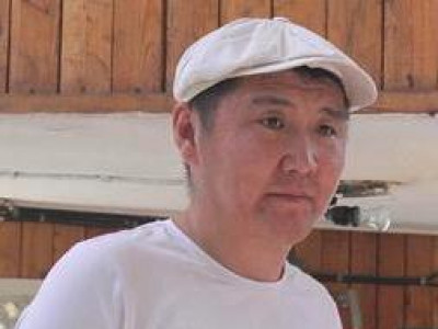 Аси ард түмнийхээ хайрыг дааж явна