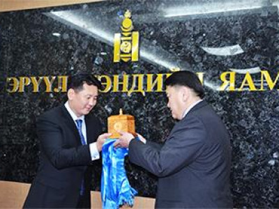 Г.Шийлэгдамба шил дараалан халж байна