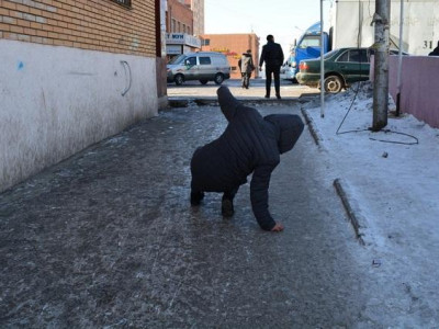 325 байгууллагад цас мөсөө цэвэрлэж, хальтиргаа, гулгаагүй байлгах мэдэгдэл тараажээ