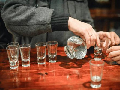 Беларусь хүн жилд 17.5 литр, монгол хүн 6.9 литр, кувейт хүн 100 грамм спирт хэрэглэдэг