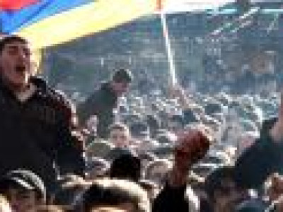 Зургаан хүн хөнөөсөн орос цэргийг Армяны талд өгөхийг шаардаж байна
