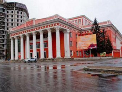 Түүхэн жүжгүүдээр бэлэг барина