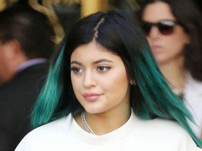 Ким Кардашьяны бага дүү эгч нарынхаа замналаар явахын тулд дунд сургуулиа хаялаа