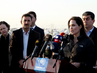 Анжелина Жолиг “Амьд байхыг хүсвэл амаа тат” гэжээ