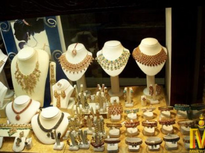 12-той охин хоёрхон минутад 6 сая долларын алмаазан зүүлт хулгайлжээ