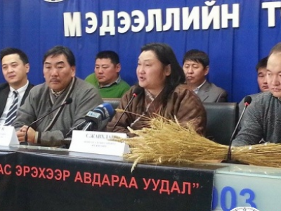 С.Жавхлан тариаланчидтай нийлж жагсана, тэмцэнэ