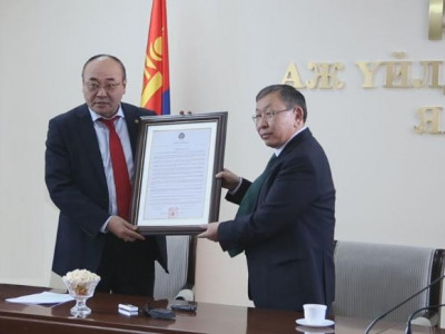 Аж үйлдвэрийн сайдад Ерөнхийлөгчийн зарлиг гардуулав 