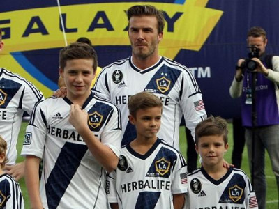 Дэвид Бехкэм хэдэн хүүхдийнхээ таксины жолооч болж хувирчээ