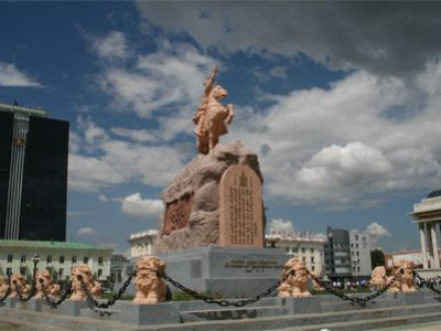 Их жанжины хөшөөнд цэцэг өргөлөө