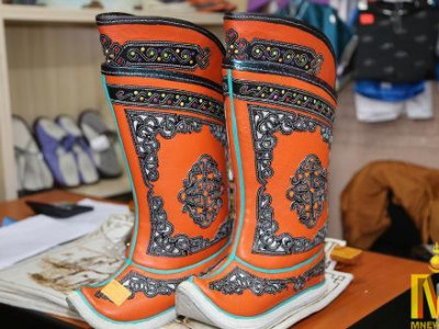 “Монгол бэлэг” үзэсгэлэн худалдаа болж байна