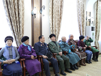 Ачлалт аав, ээжийг алдаршуулна