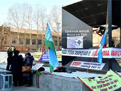 “Босоо хөх Монгол”-ын машиныг галдан шатаажээ