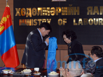 Хөдөлмөрийн сайд С.Чинзориг ахмадууддаа хүндэтгэл үзүүллээ