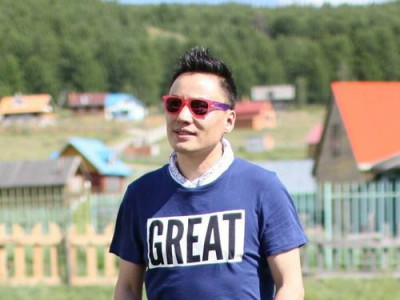 Хөтлөгч Р.Нямбаярын амрагууд цахим ертөнцөд “дайтав”