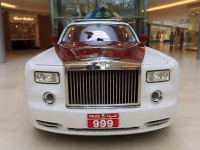 Абу Дабу хотын цагдаа нар Rolls-Royce Phantom унаж эхэлжээ