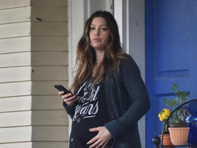 Жессика Бил амаржих үеэрээ хадам ээжээ дэргэдээ байхыг хориглов