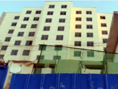 Зөвшөөрөлгүй 12 давхар зочид буудлыг буулгаж байна