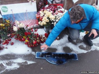 Немцовын дурсгалыг сүйтгэжээ  