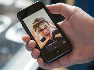 Инээдмийн баярт зориулсан “iPhone Prank”