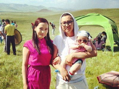 Жүжигчин О.Дөлгөөний нөхөр эхнэр, хүүхдийнхээ нэрийг бие дээрээ шивүүлэв