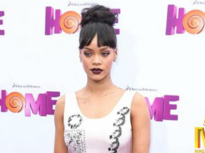 Рианна нутгаа санаж уйтгарласаар