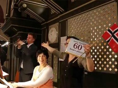 60 цаг хөгжим тогложээ