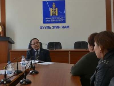 Хууль зүйн сайд Д.Дорлигжав иргэдийг хүлээн авч уулзлаа