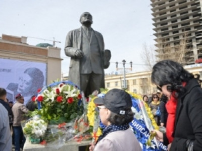 С.Зоригийн хөшөөнд цэцэг өргөж, ардчиллын хүүгээ санагалзав