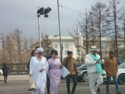 Т.Дэлгэрмөрөн эхнэртэйгээ цагаан өнгөөр ижилсэв