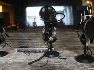 FM, Радиогийн нэвтрүүлгийг хаана