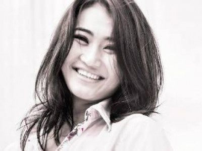 Хөхөө нуудаг мисс задгай хувцасаа 