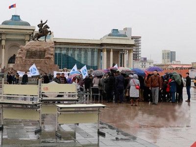 “Эрдэнэс Тавантолгой”-н ажилтнууд жагслаа