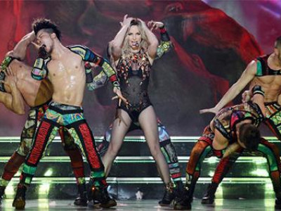 Бритни Спирс тайзан дээр унажээ (видео)