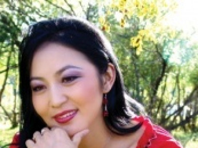 Б.Энхмэнд хүүхдээ асрангаа уран бүтээлээ хийсээр.