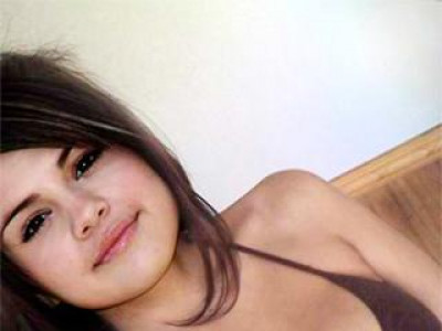 Селена Гомес хариугаа авчээ