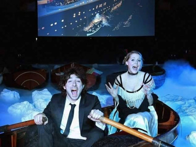  Бассейнд завтай хөвж, ”Титаник” киног үзүүлжээ