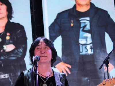 И.Болоож охиндоо зориулж “Нар инээдэг юм”дуугаа бичсэн