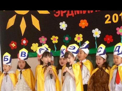 Дуучин Э.Минжинсорын ихэр охид монгол хэл сурч байна