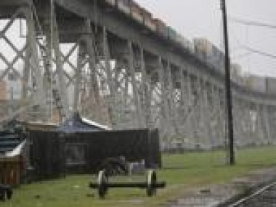 Хүчтэй салхинаас болж галт тэрэг гүүрнээс унасан дүрс бичлэг