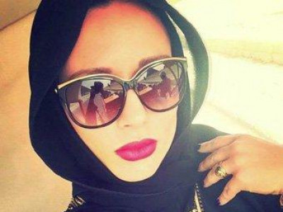 Порно жүжигчин цац суваргын өмнө нүцгэн өгзөгөө гарган зураг татуулжээ