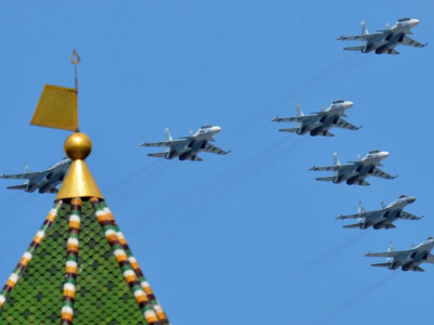 Байлдааны 140 онгоц Москва хотын дээгүүр үзүүлэх сургуулилалт хийжээ